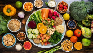 zrownowazone-posilki-na-talerzu-z-owocami-warzywami-bialkami-i-pelnymi-ziarnami