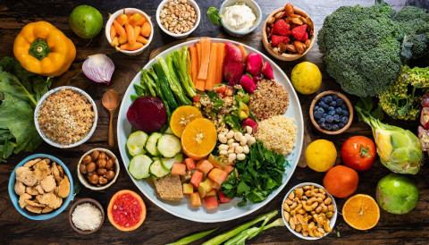 zrownowazone-posilki-na-talerzu-z-owocami-warzywami-bialkami-i-pelnymi-ziarnami